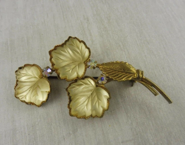 Ancienne broche, décor feuilles et strass