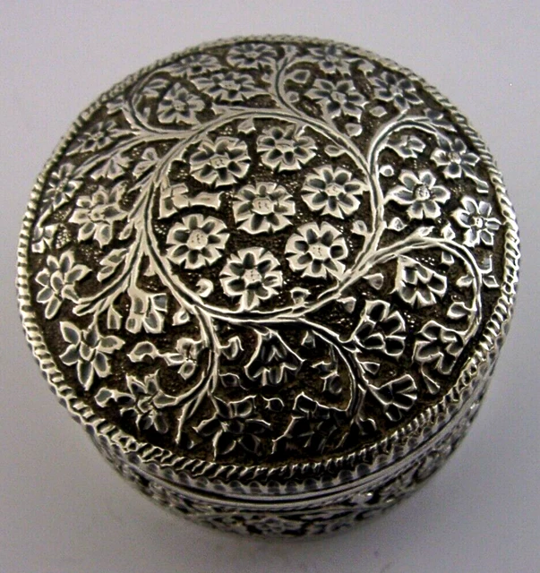 BEAUTIFUL INDIAN SOLID SILVER BOX c1900 ANTIQUE 40g