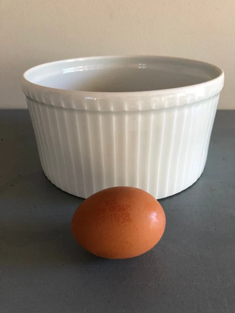 PLAT à SOUFFLÉ en PORCELAINE BLANCHE de  PILLIVUYT.  Cannelé
