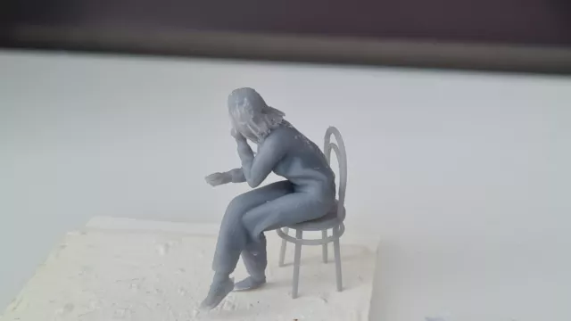 Figurine  femme assise avec chaise au 1/43 en résine 3D à peintre