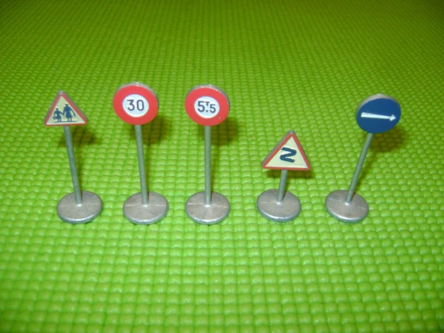 Ensemble de 8 panneaux de signalisation routière français avec une échelle de 1/43 conçu par NOREV sur