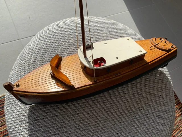 VOGU'ENMER ancien bateau de bassin en bois a restaurer 65CM
