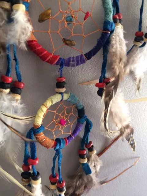 Capteur de rêves attrape rêve dreamcatcher multicolore en plumes cuir et pierres 3