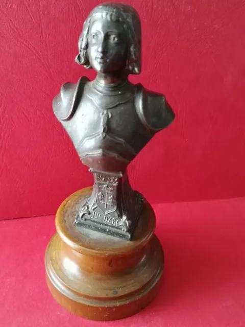 Figurine régule fin XIXe  Jeanne d'Arc sur socle bois fruitier hauteur 19 cms