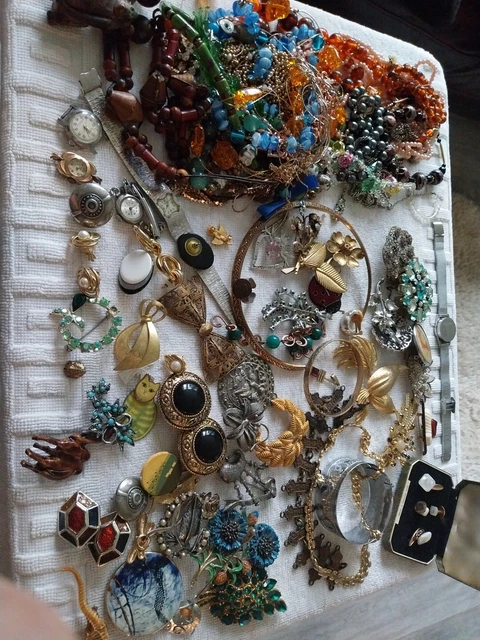 Vintage Jewellery And Curios