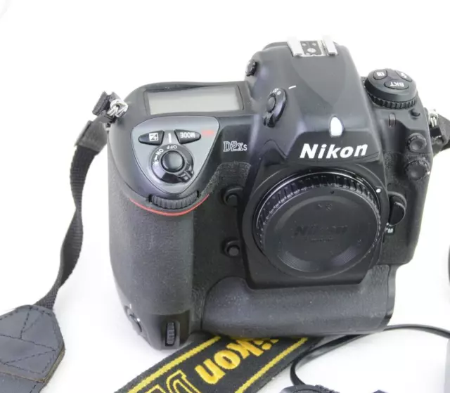 - Nikon D2Xs 12.8MP Digital SLR Camera Body, Auslösungen /shutter count 33295