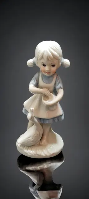 STATUINA, bambina con ochetta in porcellana vintage