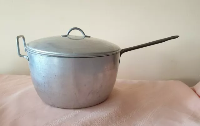 https://www.picclickimg.com/MuAAAOSwKHtge6zE/Vintage-larger-Aluminum-saucepan-with-HandleRetro-kitchen-cookware.webp