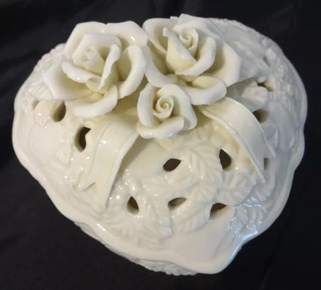 Vtg Heart Shaped Ceramic trinket box, potpourri, Valentines, petal chip see pics