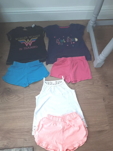 Girls T Shirt And Short Set Age 3-4.         3 T shirts 3 shorts