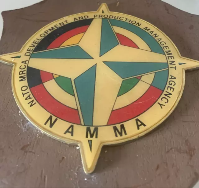 CREST militare NATO DEVELOPMENT MANAGEMENT AGENCY NAMMA scudo legno