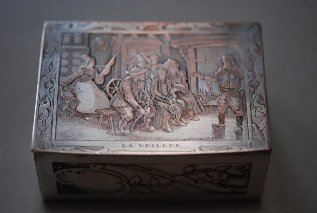 Ancienne boite en métal argenté avec gravure
