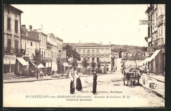 CPA Castillon-sur-Dordogne, Avenue de la Gare, vue de la rue avec commercesn
