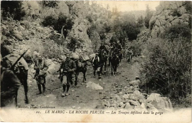 CPA AK MAROC LA ROCHE PERCée - Les Troupes defilant dans la gorge (199337)