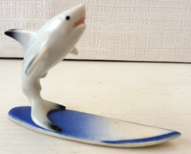 KLIMA K467 Miniature statuette en porcelaine - REQUIN SUR PLANCHE DE SURF