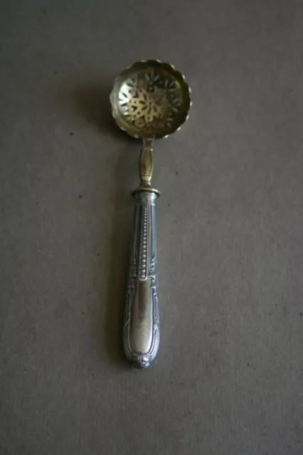 Cuillère saupoudreuse ancienne avec manche en argent fourré