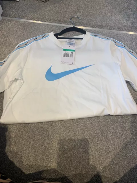 Top Nike Repeat per ragazzo taglia 13-15 nuove con etichette Top Nike Repeat per ragazzo taglia 13-15 nuove con etichette