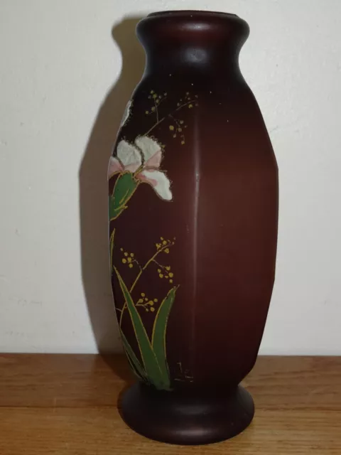 Beau Vase en Verre Pressé Violet Emaillé à Décor de Fleurs Signé Jem 3