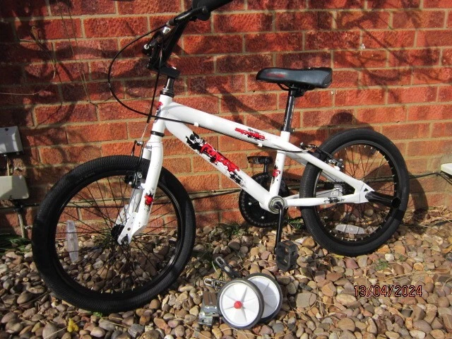 Apollo force BMX style kids bike - 18” wheels