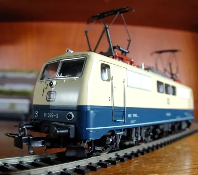 Marklin 3642 HO gauge DB BR 111 electric loco in blue & cream livery