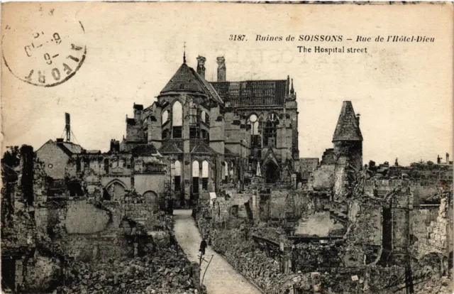 CPA AK Militaire - Ruines de Soissons - Rue de l'Hotel-Dieu (698091)