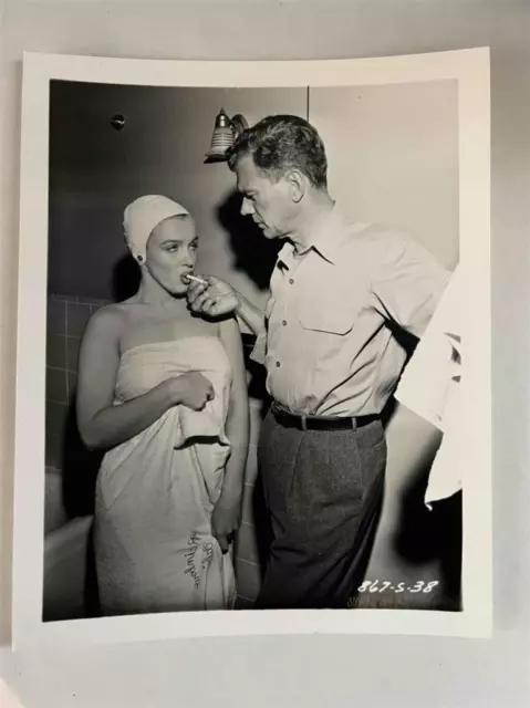 Marilyn Monroe press photo Joseph Cotten 1953 Niagara movie Shower Cigarette B&W