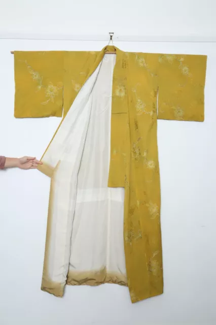 Kimono tradizionale giapponese senape floreale seta