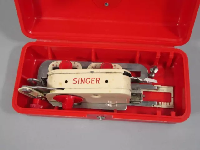 VINTAGE SINGER SEWING MACHINE BUTTONHOLE ATTACHMENT 86718 in SINGER STORAGE BOX