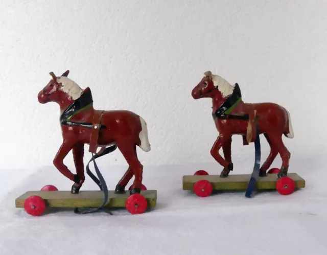 2 x Pferd auf Rädern Pappmache Masse Erzgebirge Bauernhof handbemalt