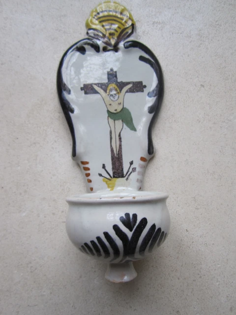Beau Bénitier en Faience de Nevers fin 18ème siècle .