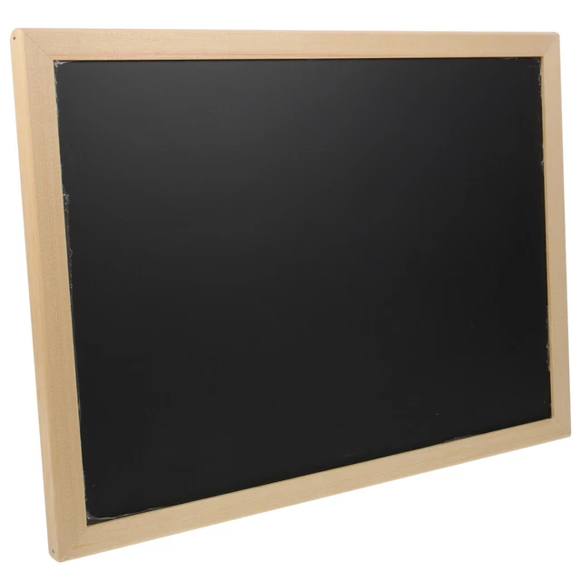 Menu Tableau Noir Avec Chevalet Sur La Table En Bois Avec Cuisine Ouverte Flou | Photo Premium