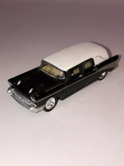 252 Johnny Lightning 1957 Chevy Funerario Funeral Hearse 1/64 car diecast 1:64