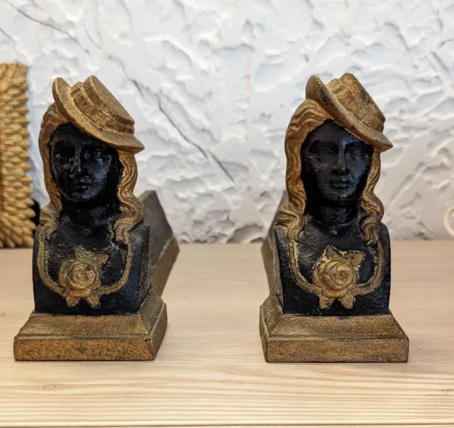 Paire de chenets bustes femmes élégantes à chapeaux pour cheminée