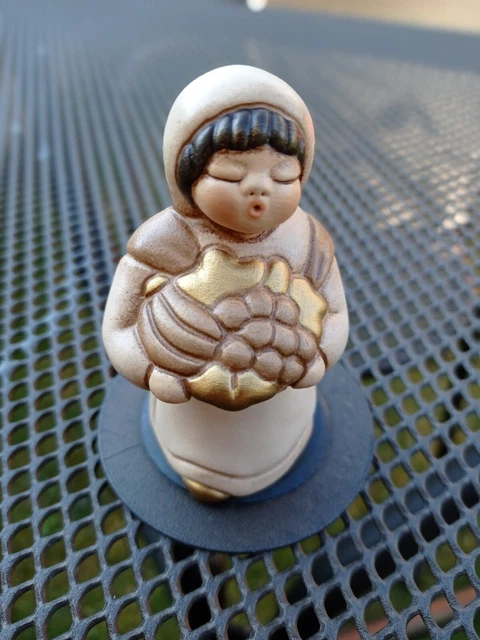Statua Presepe THUN Donna Con Cesto Uova - Ceramica Decorata A Mano 5,7x4,7x8 Cm