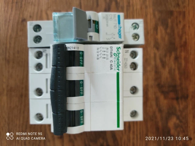 Lot De 3 Disjoncteurs Schneider DT40 - Calibres C10, C16, C20 (réf. 21024, 21025, 21026), D'occasion Fonctionnels