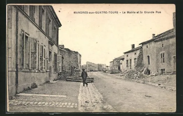 CPA Mandres-aux-Quatre-Tours, La Mairie et la Grande Rue