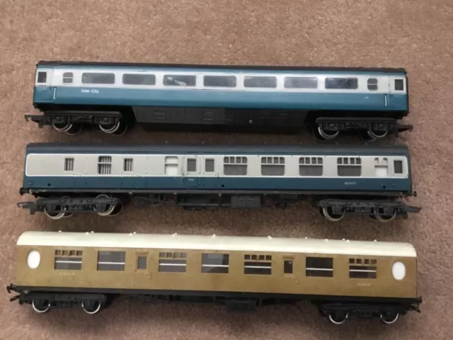 Rake of 3 Triang / Hornby OO Gauge Coaches Unboxed good condition Free p&p #A4