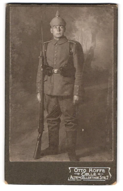 Fotografie Otto Hoppe, Celle, Altencellerthorstr. 7, Portrait Soldat in Feldgra