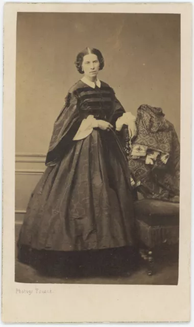 CDV circa 1860. Femme, noblesse parisienne à identifier par Franck à Paris.