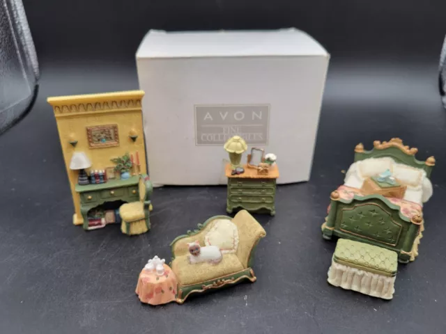 Victorian Miniture Dollhouse Bedroom Furniture Painted Resin Avon 1/24 Scale