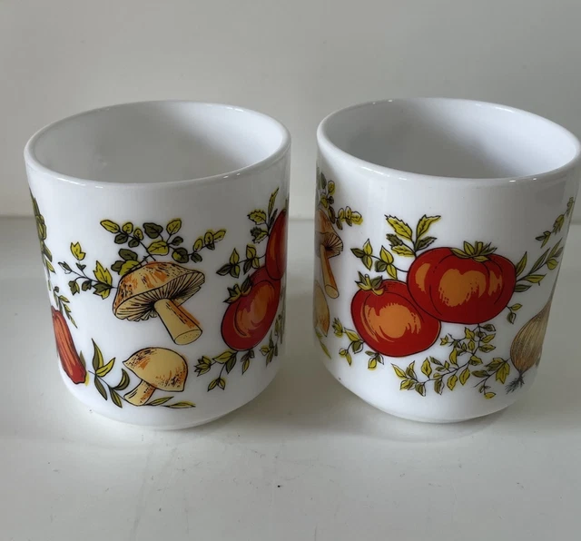 2 mugs en arcopal motif légumes vintage