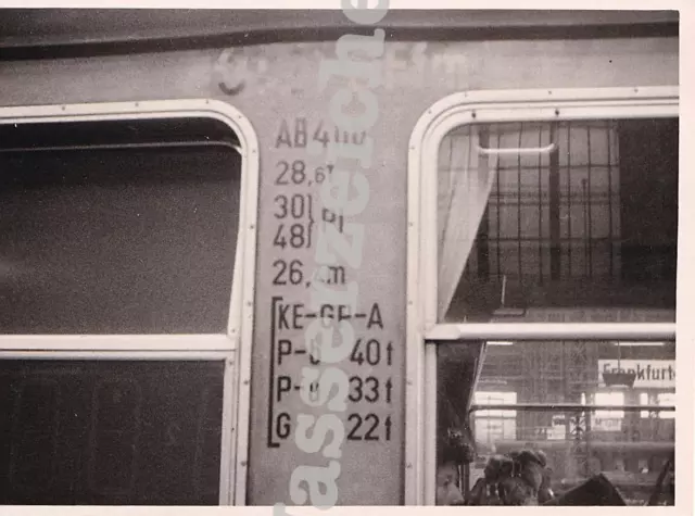 Orig.Foto Reisezugwagen 32276 im Bhf. Frankfurt/M., Aufn. 1964 (6689)