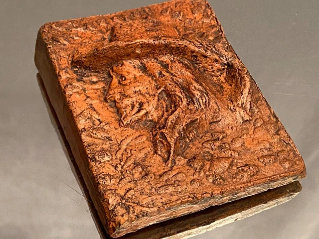 Sujet en terre cuite bas relief au profil d'homme au chapeau signé et daté 10