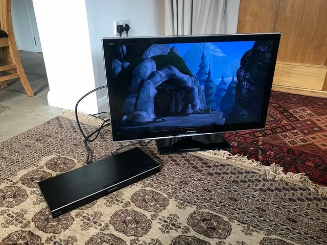 Panasonic 32” TV TX-L32E5B and Panasonic DVD Blu-Ray DMP-BDT 120
