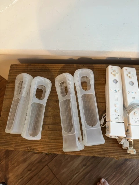 NINTENDO WII REMOTE X2 Nunchuks X2 and Motion plus x2