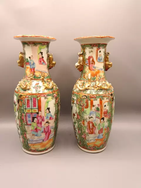 Paire de  vases en porcelaine de Chine,Canton.XIX°.H :  25.5 cm.