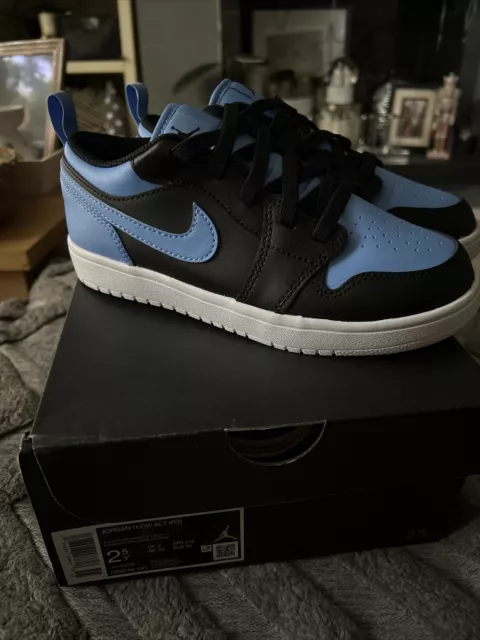 Jordan 1 basso ALT taglia 2 nero / blu universitario