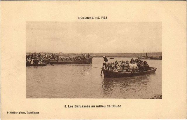 CPA AK MAROC FEZ Les Barcasses au milieu (10057)