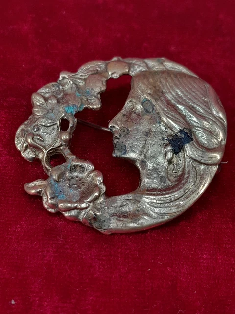 Broche Ronde Vintage Années 50 En Métal Doré Ajouré - Fonte De Verre Rouge Cerise, Occasion