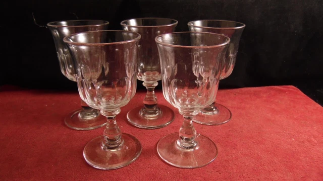 Service de 5 verres à vin blanc en cristal de Baccarat forme tulipe cotes plates